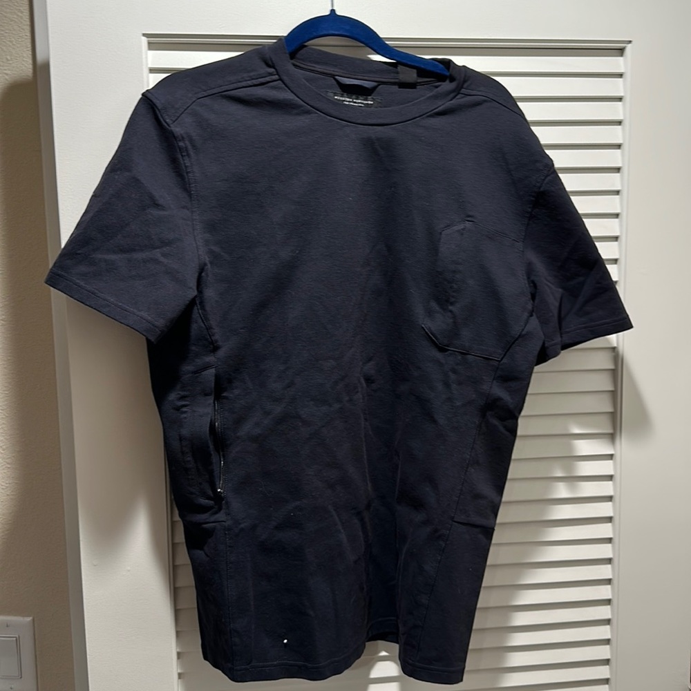 Men’s black Mission workshop paneled pocket tee